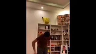 دحومي    يرقص على اغنية زمن العجايب  دندنها