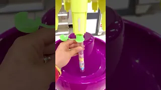 فاجئت خلودة بحلوى من جميع الالوان 