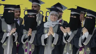 شاهد   إبداع الدفعة الأولى في أداء أوبريت وطني جميل من أغاني أيوب طارش دندنها