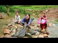 Download Lagu How to catch giant river fish with your little son to sell at the market - take your son to school