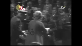 الرئيس السادات يتسلم وسام أخيه فى مجلس الشعب يوم    فبراير      دندنها