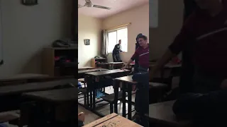 طوش في احدا الصفوف بين الاستاذ و المعلم 