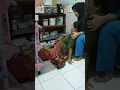 IBU MERASA NYAMAN DUDUK DI LANTAI SAMBIL MENAHAN SAKIT