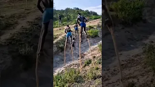 قبيلة في اثيوبيا تمشي بهذه الطريقة الغريبة 
