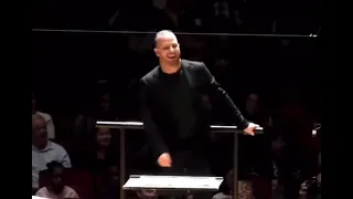 المايسترو اتفاجئ بالفرقة بتغير ف عزف النوتة احتفالا بعيد ميلاده 