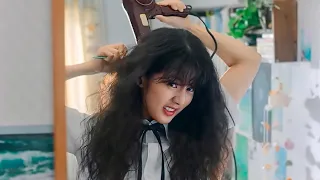 بنت وحشة وشعرها منكوش دايما بتتحول لاجمل بنت في مدرستها وبيقع في حبها اوسم شاب في المدرسة 