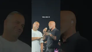 אייל גולן נותן לבחור לחתן 