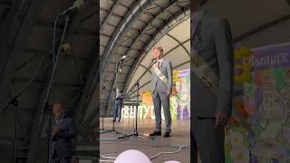 От лица всех выпускников выступил бывший учащийся школы 4 Владимир Шаршунов 