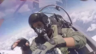 طيار سعودي مسلطن وهو في الجو دندنها