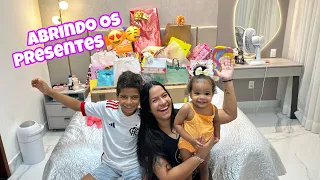 ABRINDO OS PRESENTES DO ANIVERSÁRIO DA MINHA BEBÊ DE 1 ANO 🎁
