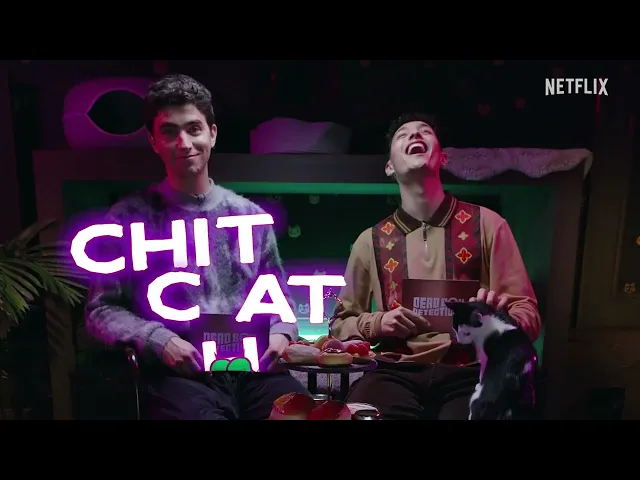 Dead Boy Detectives | Il cast si intervista a vicenda in un cat cafè