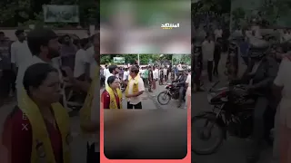 فيديو محرج لقيادية حزبية هندية مرشحة تترك عكازها للحظات ثم تعود للاتكاء عليه دندنها