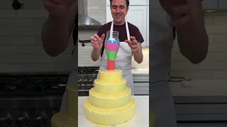 Lifting the cup decorates the whole cake