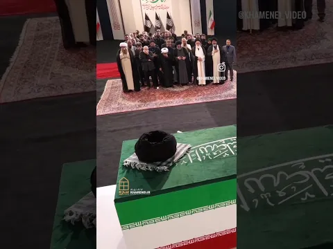 Ali Khamenei के ताबूत पर काली पगड़ी और चेक वाला रूमाल क्यों रखा गया था? | #shorts #iran