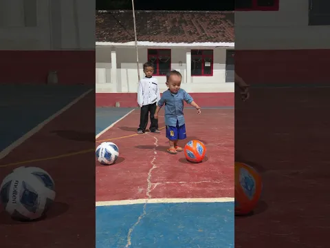 Naga Ronaldo main bola