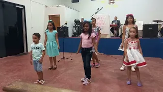 apresentação e coreografia do louvor 5 PAES E 2 PEIXINHOS. . . 4 po 1