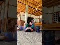 Jugando la cubeta de agua para que lado bana