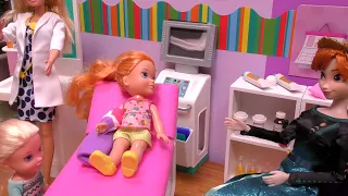 Arm cast Elsa and Anna toddlers - Barbie is the doctor