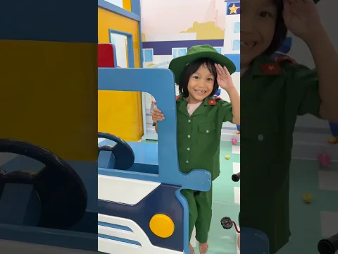 Cô cảnh sát đi bắt tội phạm