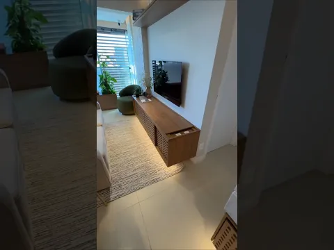 Esse rack esconde uma dica que resolve aquela baguncinha.... o que você achou dessa ideia?