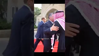 انظروا إلى جمال الاستقبال قائدنا سيدنا أبو حسين وعائلته يرحبون به في قصر الحسينية أشرف عائلة هاشمية 