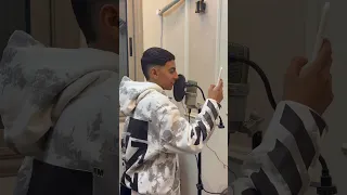 مالك ي اخويا بتبكي ليه 