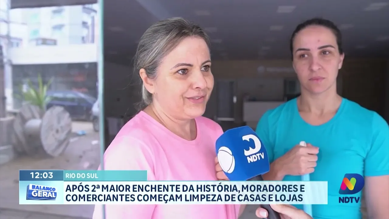 Após 2ª maior enchente da história, moradores e comerciantes começam a fazer limpeza em Rio do Sul