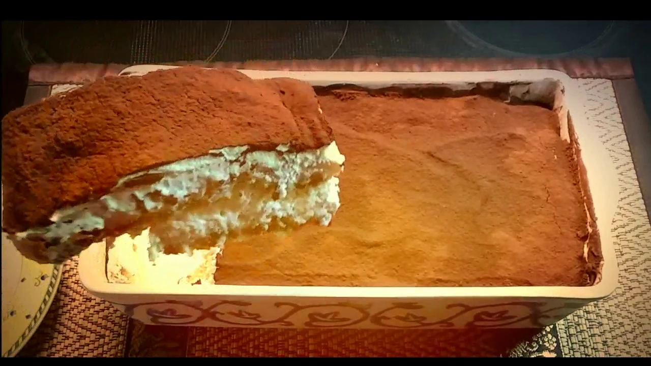 Zutaten für 4-6 Personen - 100g Puderzucker - 4 Eigelb - 2 Eiweiß - 2cl Amaretto - Espresso - 500g M. 