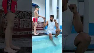 ولد صغير عايز ينزل حمام السباحه حسين الطيرى 