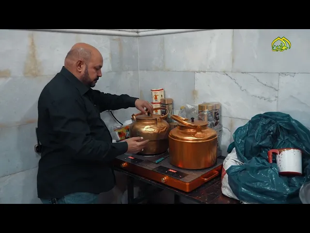 ⁣بجهود مباركة موكب خدم الجوادين يستنفر جهوده في تقديم بركات الامامين عليهما السلام للزائرين الكرام