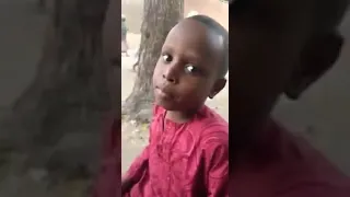 طفل إفريقي يقرأ القرآن تحكم رائع في أحكام التجويد ومخارج الحروف عند هذا الطفل بارك الل ه فيه وحفظه 