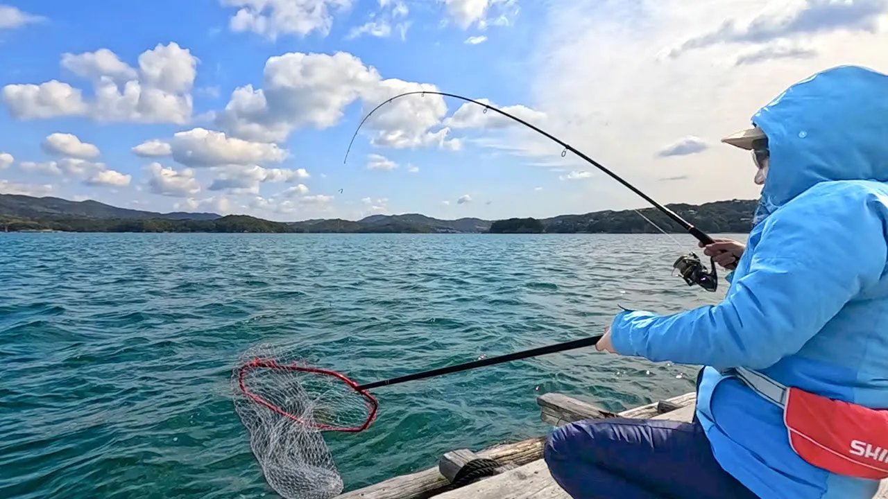【異次元のイカダ】高級魚を狙ったら、タモに収まらない大物が!!