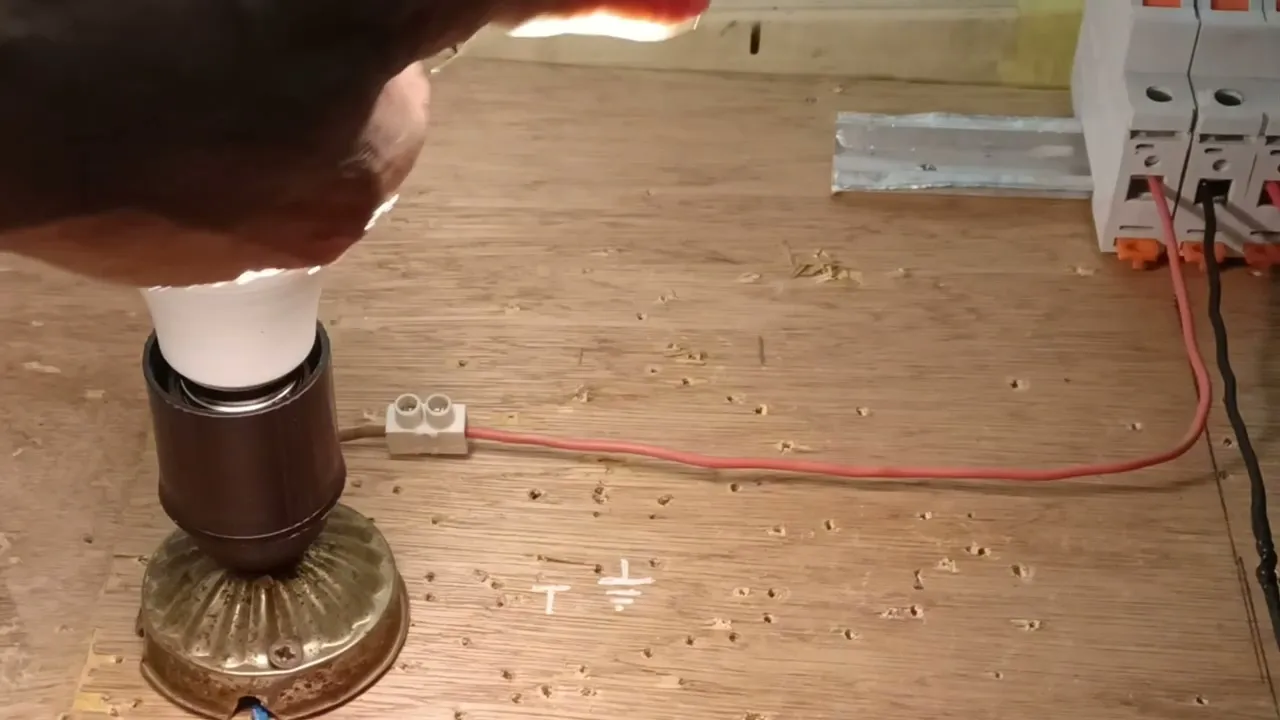 Comprendre pourquoi une ampoule LED reste allumée interrupteur éteint