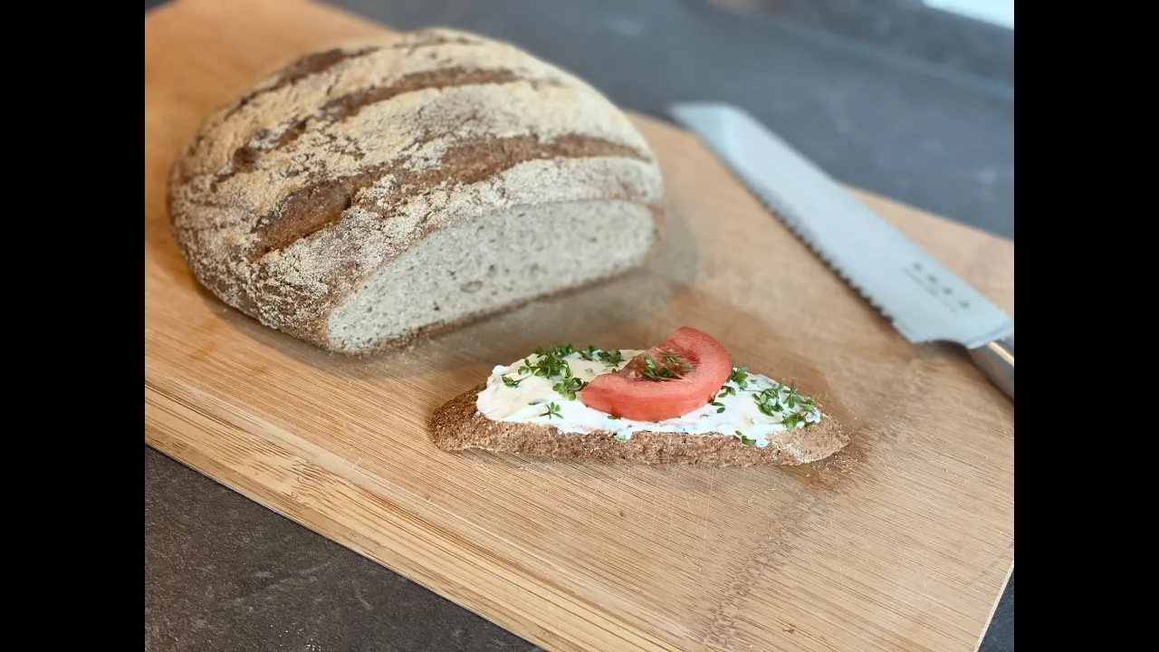 Glutenfreies Low Carb Brot Rezept ohne Mehl und viel Eiweiß. 