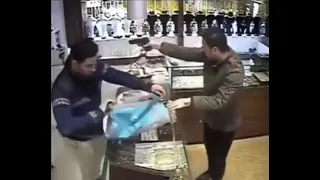 لص حاول سرقة محل مجوهرات لكن مهارات الدفاع عن النفس كانت حاضرة 
