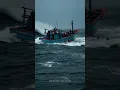 Detik-detik  Kapal Nelayan Terombang-Ambing Diterjang Ombak Besar! Para Nelayan Berjuang Bertahan!!