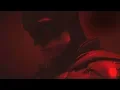 Video di Your FIRST LOOK at Robert Pattinson in 'The Batman' Costume
