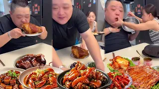 My stingy husband wanted to eat the pork knuckle all by himself, but I ate it all.