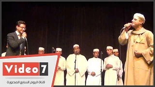 بالفيديو محمود التهامى ومصطفى عاطف ينشدان قمر سيدنا النبى مع طلبة مدرسة الإنشاد الدينى 