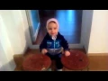 Download Lagu Un copil bate scaunele ca pe tobe