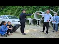 Download Lagu Poor Homeless Mother and Child - Surprised When a Strange Man Stands Up to Protect Them