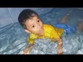 Lucu Zefa Berenang Gaya IKAN PAUS di Kolam Air Panas dalam Kamar malam malam | baby pool | hot water