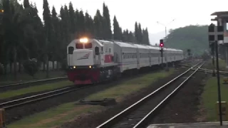 kedatangan kereta api singasari dan bengawan di stasiun purwokerto