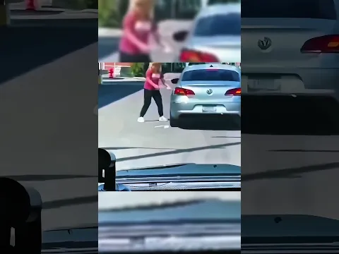 👱🏽‍♀️🆚🚙 Cuando te peleás… ¡hasta con un carro! 😂 #EseMajeEngasado #LaCarpetaDeLosVRGzos