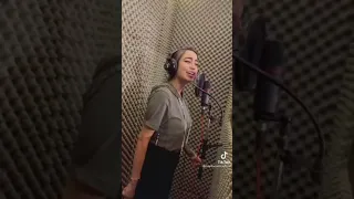 اغنيه يمه انا الي أريد عقله دندنها