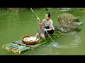 Download Lagu Single mother and baby - went to the stream to make a bamboo raft and caught a lot of big fish