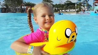 Download Diana and Papa have fun at the water park MP3