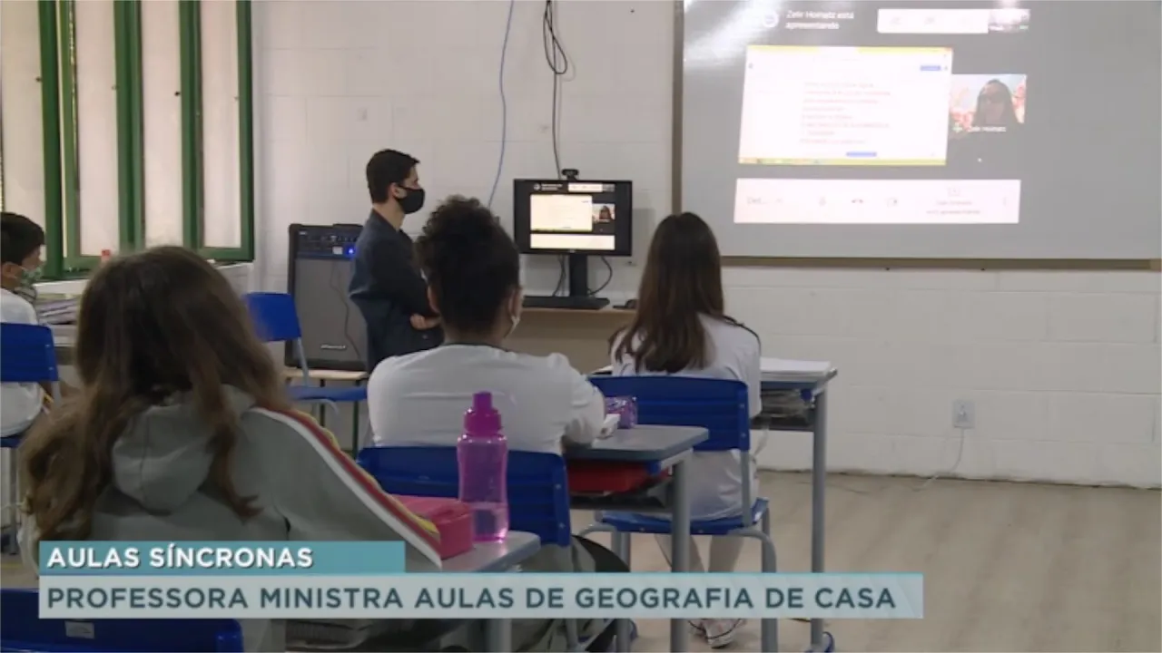 Professora ministra aulas de geografia de casa