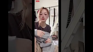 インスタライブ 放送事故 爆チチ丸見え 