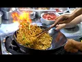 Lagu Chinese Street Food - Gebakken noedels met gebakken rijst, gebakken vleeskuikens， ei en groentetaart